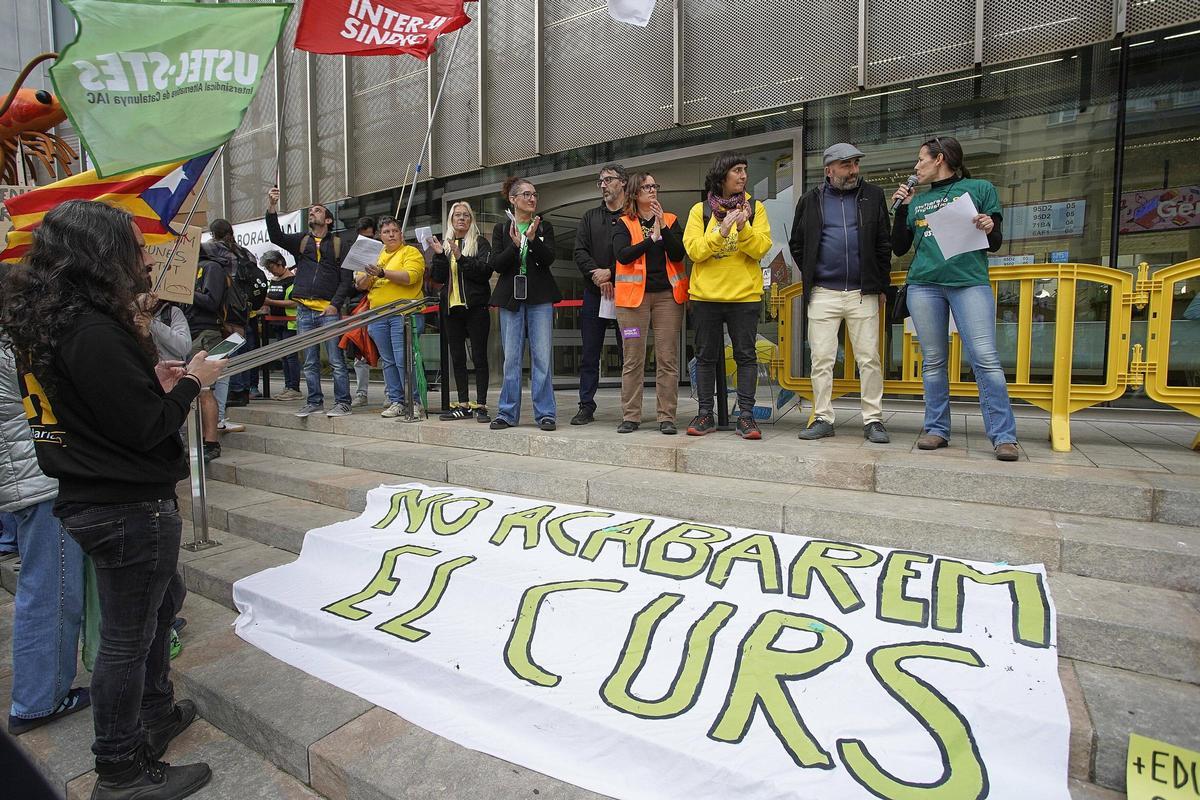 Les imatges de la protesta dels docents davant de la Generalitat a Girona