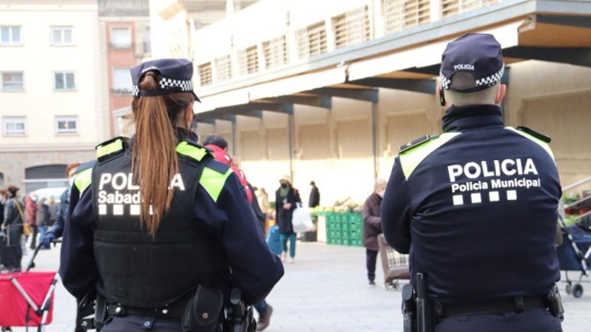 Agentes de la Policía Local de Sabadell en el Mercat Central