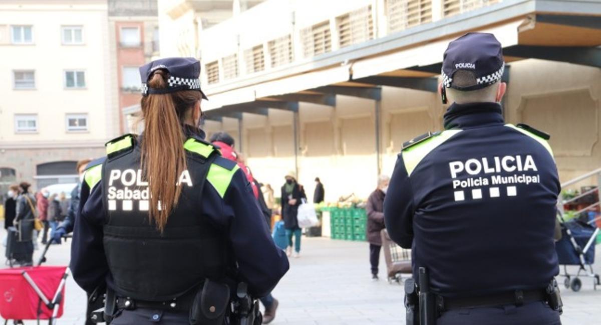 Agentes de la Policía Local de Sabadell en el Mercat Central