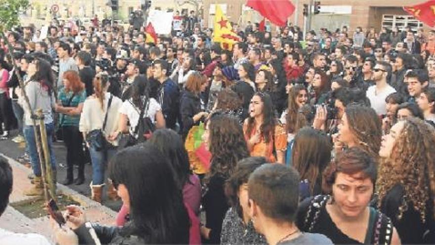 Más de 2.000 estudiantes protestan en defensa de la educación pública en Castelló