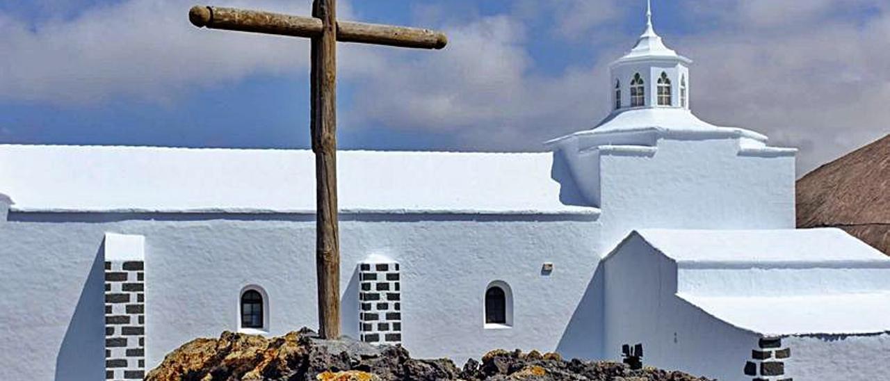 La Cruz de Los Dolores junto a la ermita del mismo nombre. | | E.D.