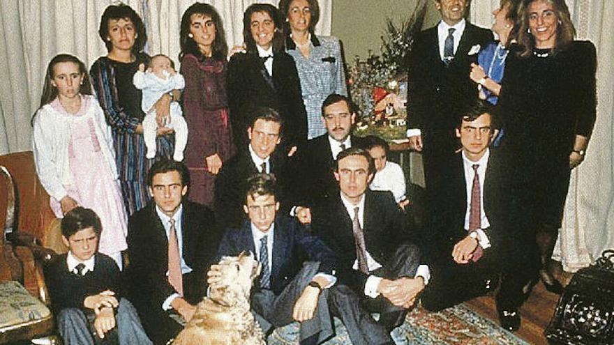 Teresa Rivero con sus hijos y parte de nietos, en una reunión de hace años.