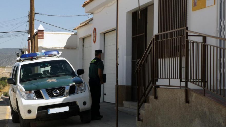 Un guardia civil después de la detención.