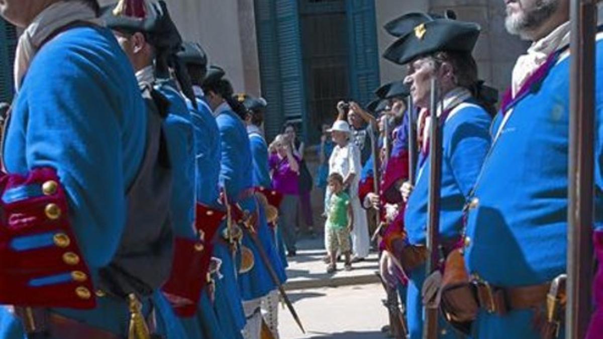 EL TRICENTENARIO Soldados 'miquelets' en formación en el parque de la Ciutadella.