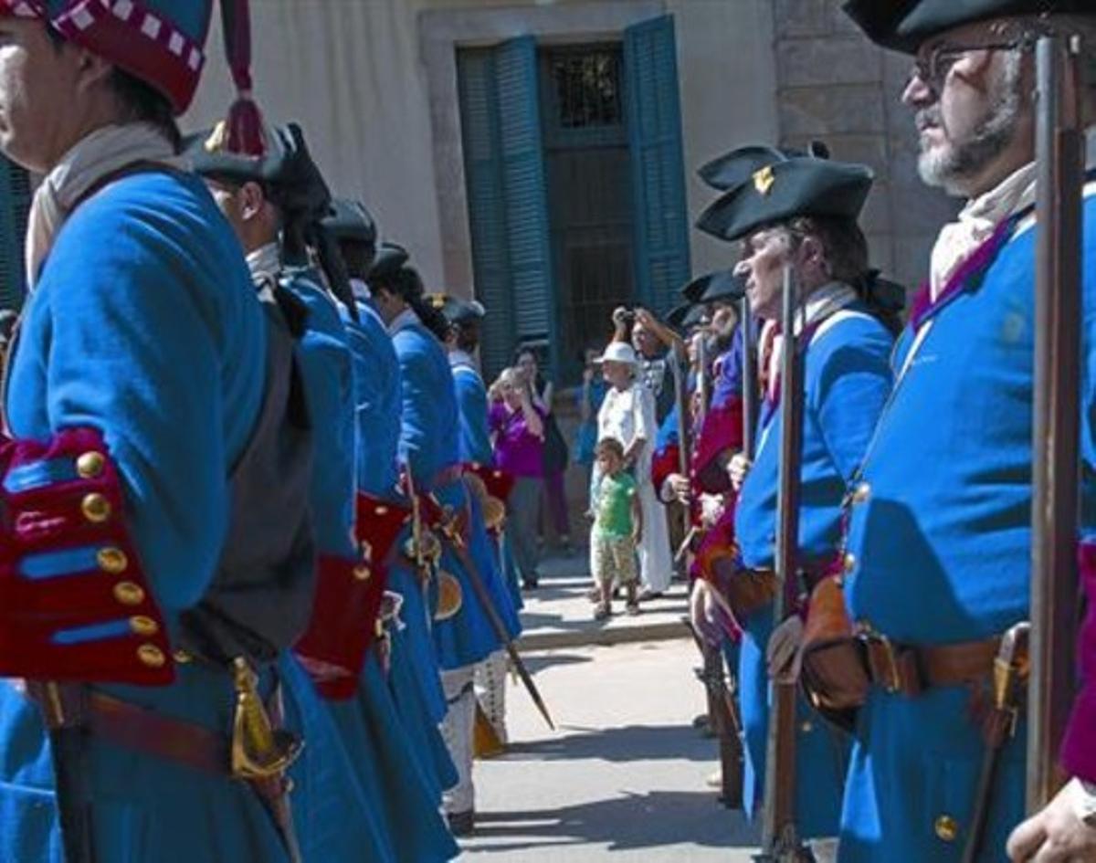 EL TRICENTENARI Soldats miquelets en formació al parc de la Ciutadella.