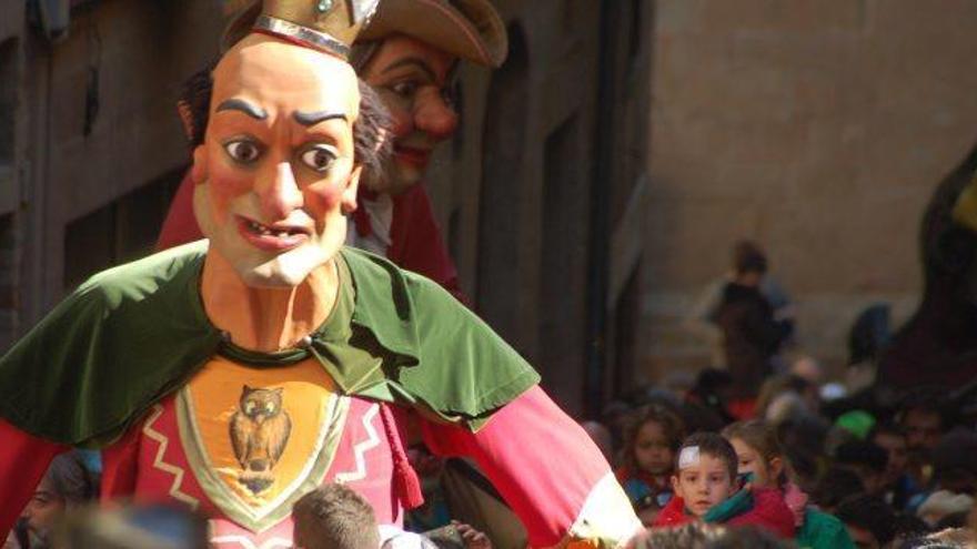 El gegant boig de Solsona, en primer terme, ballant per Carnaval