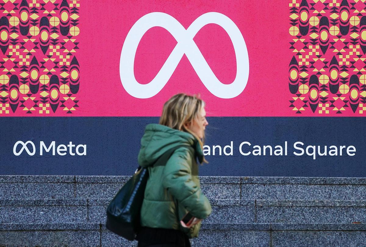 Archivo - FILED - 04 January 2023, Ireland, Dublin: A woman walks past the headquarters of Facebook parent company Meta in Dublin. Facebooks parent company Meta has been fined ·390 million ($414 million) in Ireland for data protection violations. Photo: Archivo - FILED - 04 January 2023, Ireland, Dublin: A woman walks past the headquarters of Facebook parent company Meta in Dublin. Facebooks parent company Meta has been fined ·390 million ($414 million) in Ireland for data protection violations. Photo: