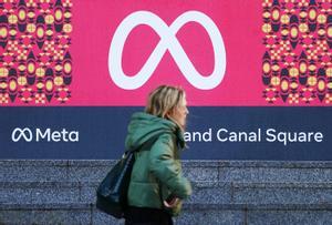 Archivo - FILED - 04 January 2023, Ireland, Dublin: A woman walks past the headquarters of Facebook parent company Meta in Dublin. Facebooks parent company Meta has been fined ·390 million ($414 million) in Ireland for data protection violations. Photo: