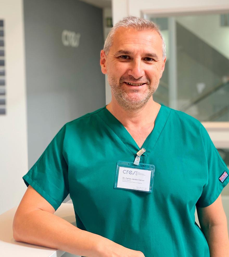 El doctor Carlos Jarabo, director médico de Clínicas Cres, que aplica la medicina regenerativa a la artrosis de cadera.
