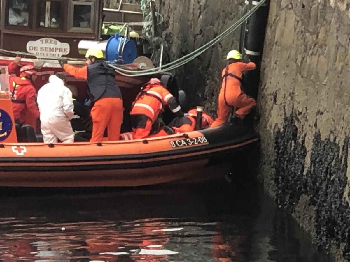 Momento en el que los bomberos rescatan el cuerpo.