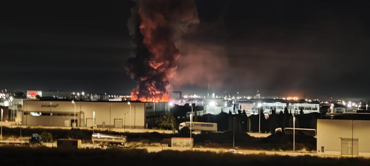 Galería de imágenes: Incendio en la Ciudad del Transporte de Castelló