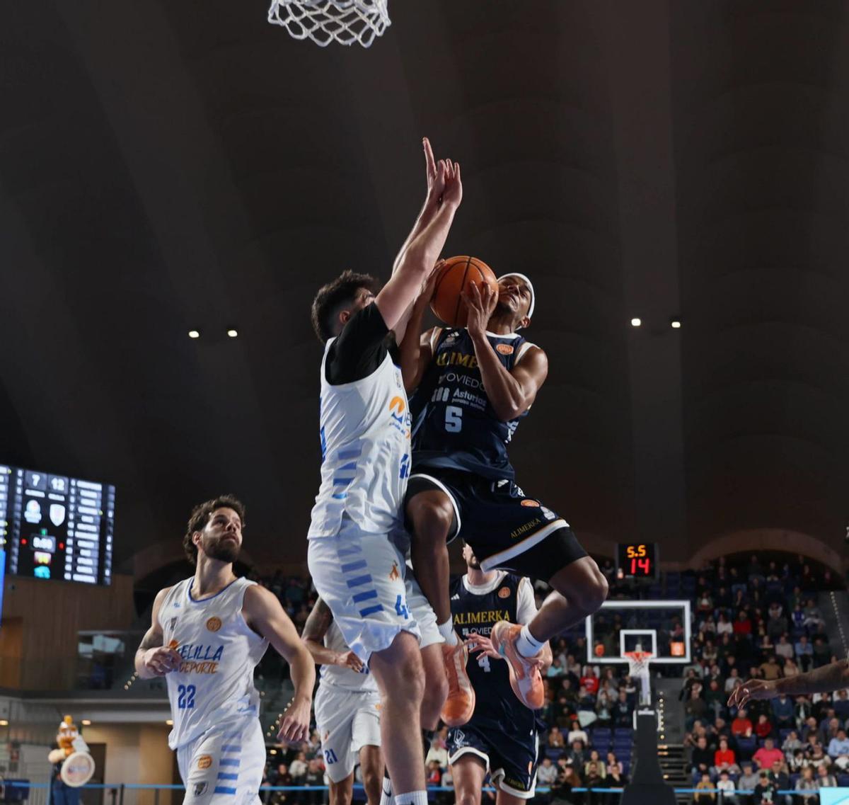 Greg Parham trata de encestar ante la defensa de Javier García, en el Palacio durante el Alimerka-Melilla.  |