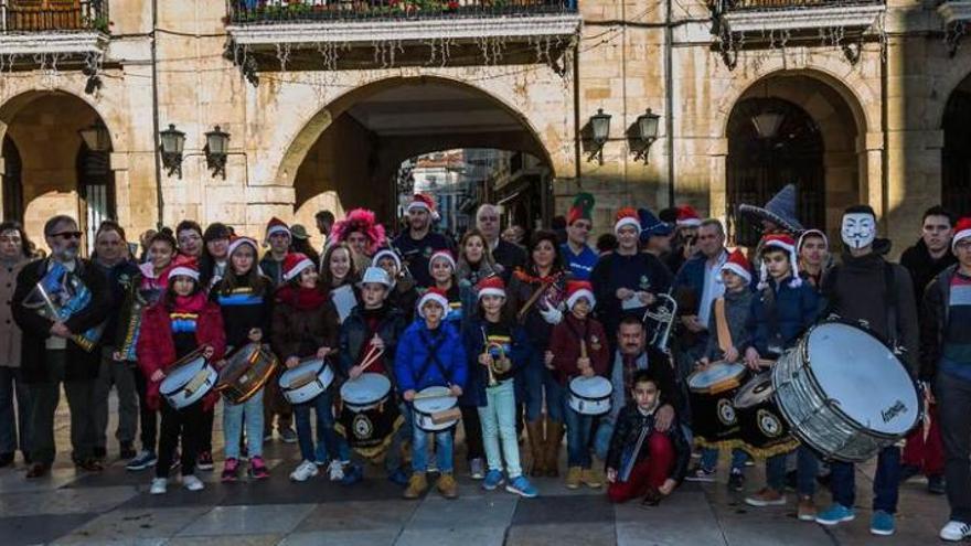 La Agrupación Musical &quot;San Salvador&quot;, ayer a mediodía, ante el Ayuntamiento.