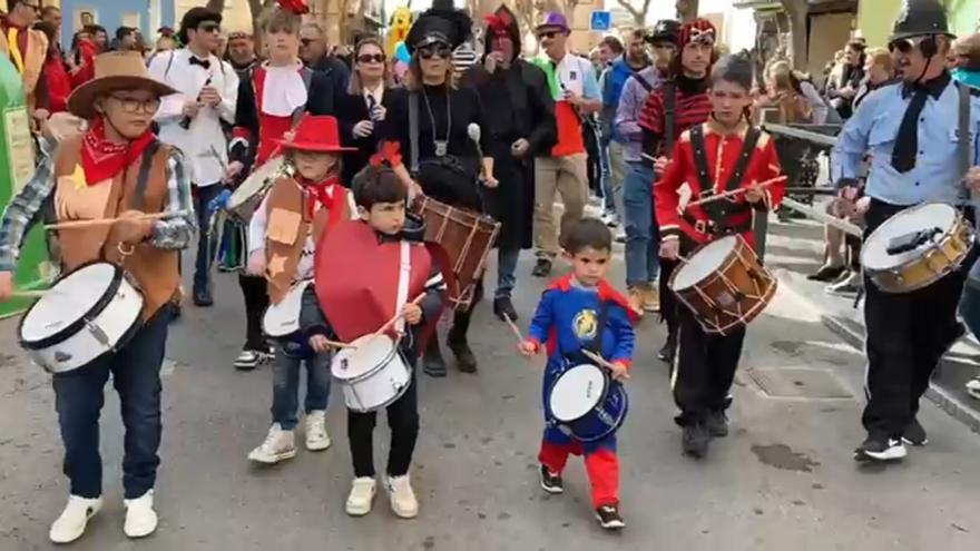 El Grau de Castelló disfruta del colorido y animado desfile infantil de Carnestoltes