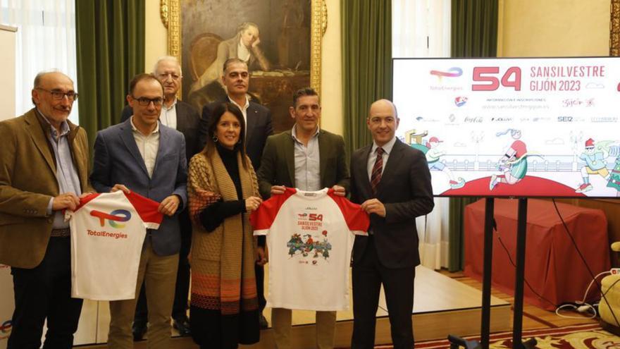 Organizadores y patrocinadores, en la presentación de la carrera. |