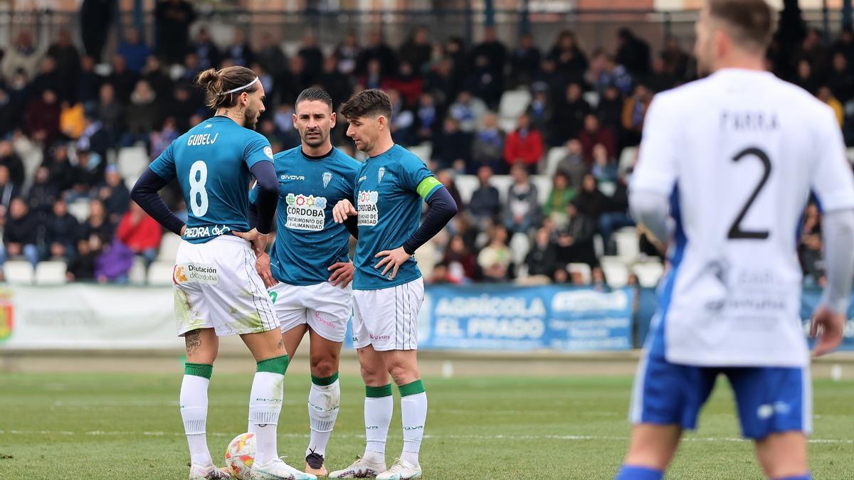 Gudelj, Kike Márquez y Javi Flores charlan antes de una falta a favor del Córdoba CF, este domingo, en Talavera.