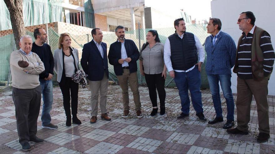 Los dirigentes socialistas, ayer, ante las obras paralizadas del centro de salud de San Pedro.