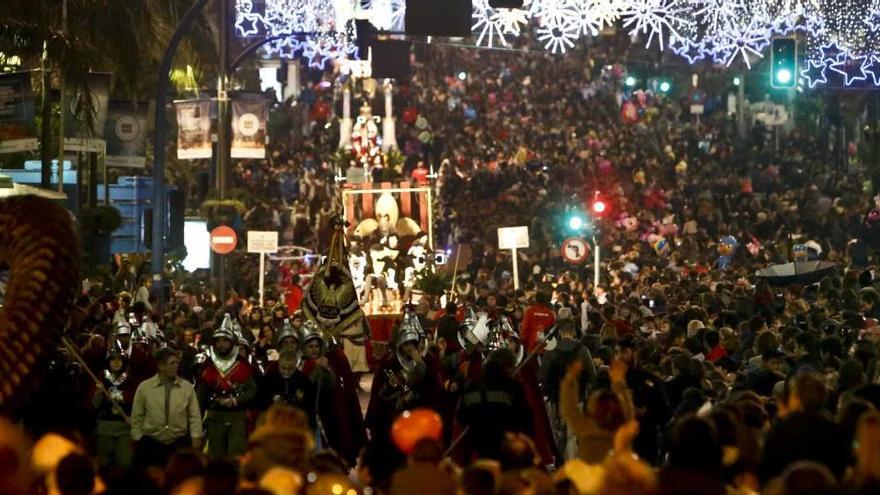 Alicante recibe a los Reyes Magos con veinte cabalgatas en barrios y pedanías