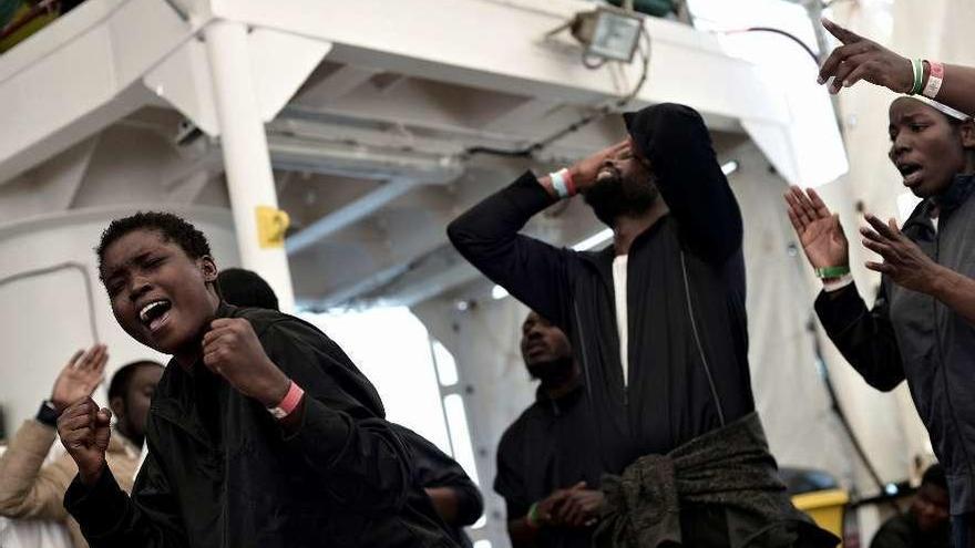 Refugiados del &quot;Aquarius&quot;, cantando, ayer en la cubierta del barco. // Reuters