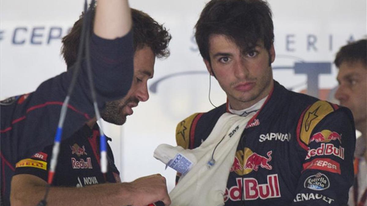 Carlos Sainz, en el box de Toro Rosso