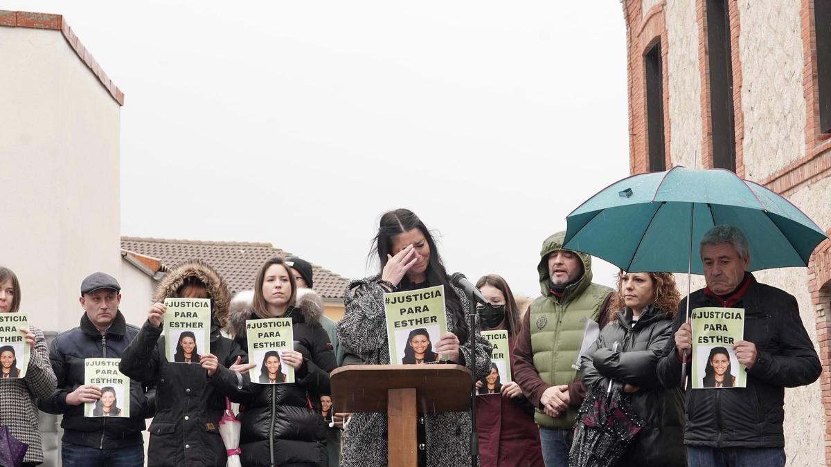 Inés López, hermana de Esther, durante una concentración para pedir justicia para Esther López en enero de 2024.
