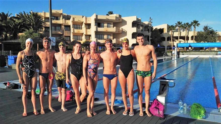 Mireia Belmonte, cuarta por la derecha, hoy junto a la piscina del hotel Occidental Lanzarote Mar, en Costa Teguise, junto al resto del equipo.