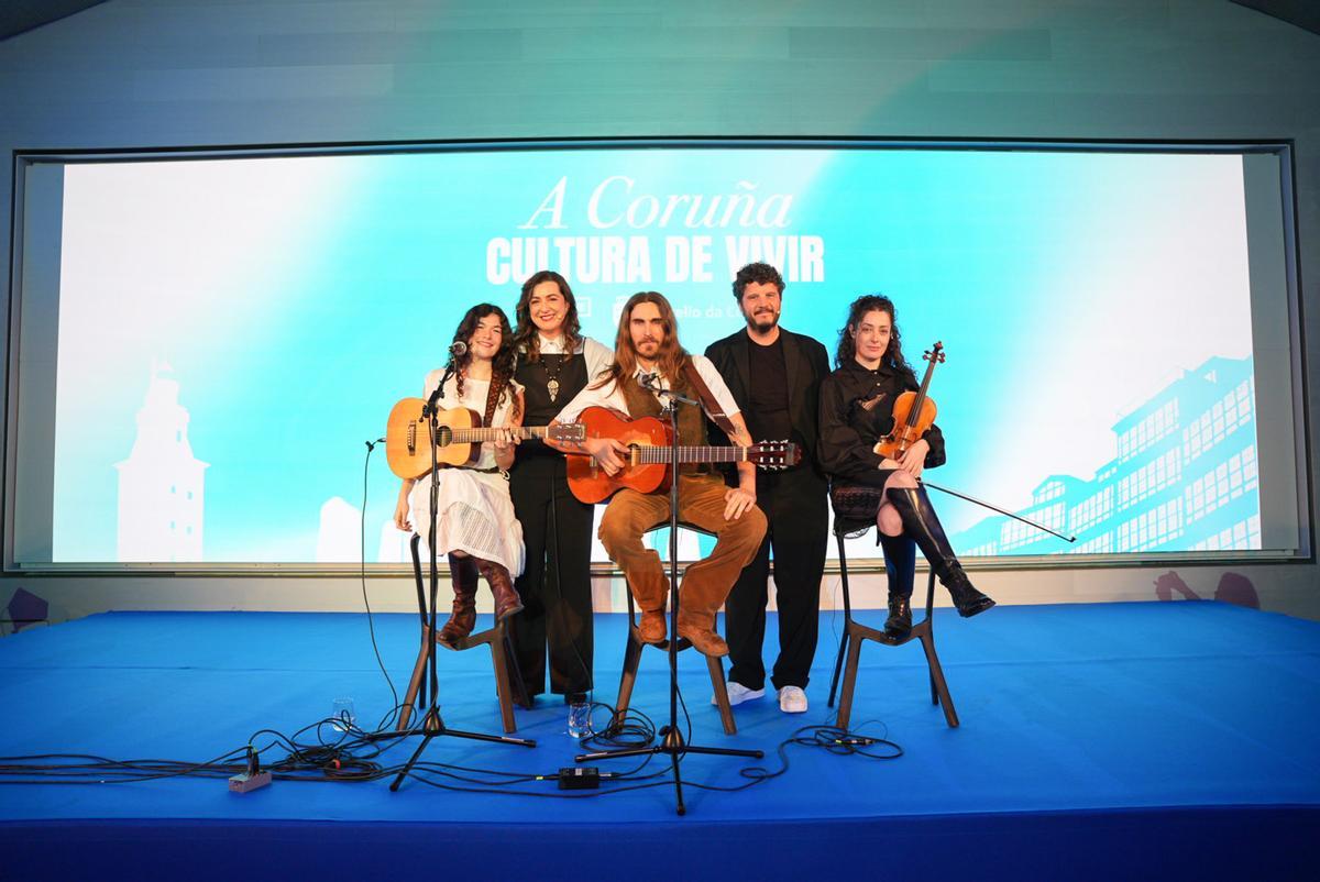 Lucía Veiga y Xosé A. Touriñán, junto al cantautor Carlos Ares y su banda, compuesta por Micaela y Begut