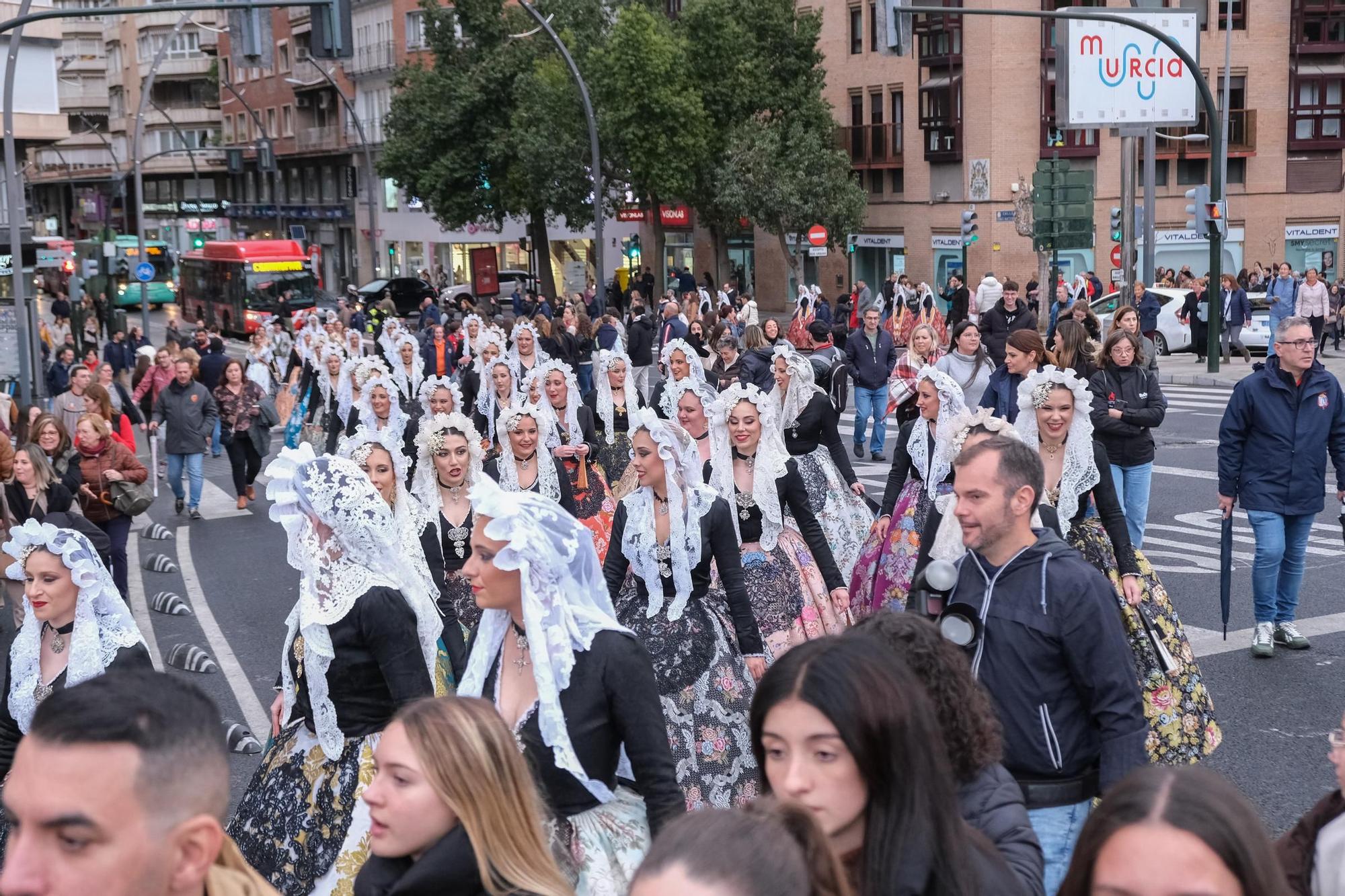 Así ha sido el desfile por las calles de Murcia de las candidatas a Bellea del Foc