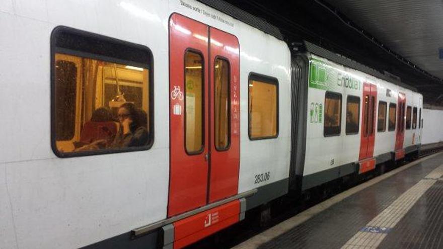 Un tren dels Ferrocarrils de la Generalitat de Catalunya aturat