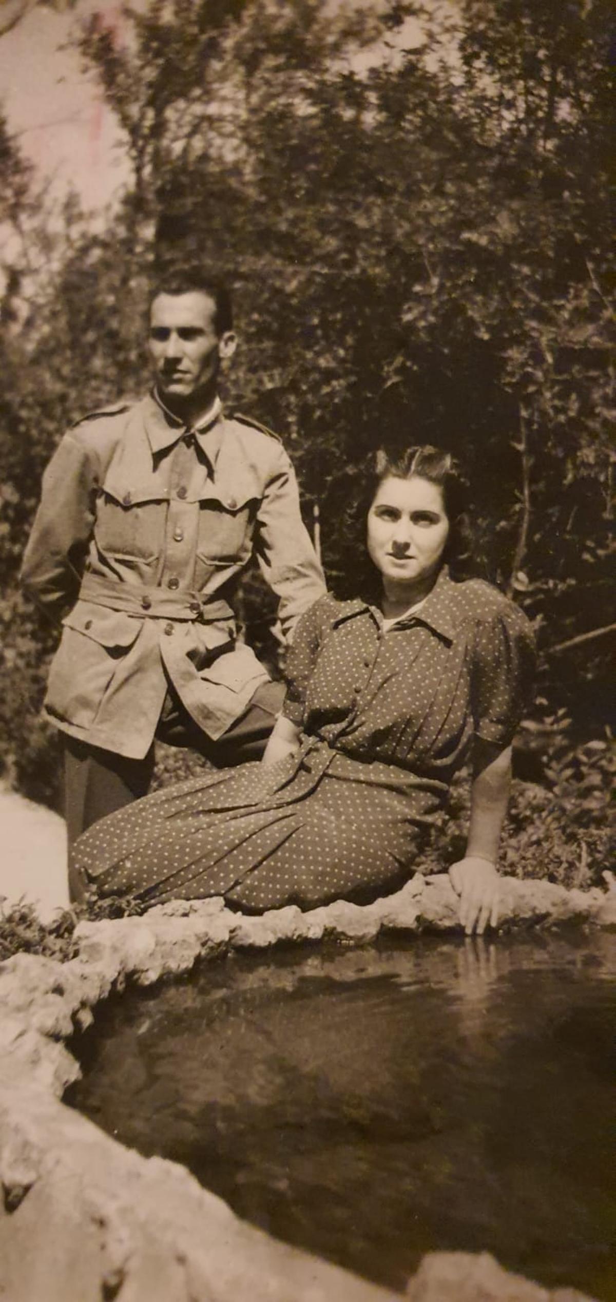 Sari i el seu marit Joan, vestit de soldat perquè feia la mili, al Parc Bosc de Figueres.