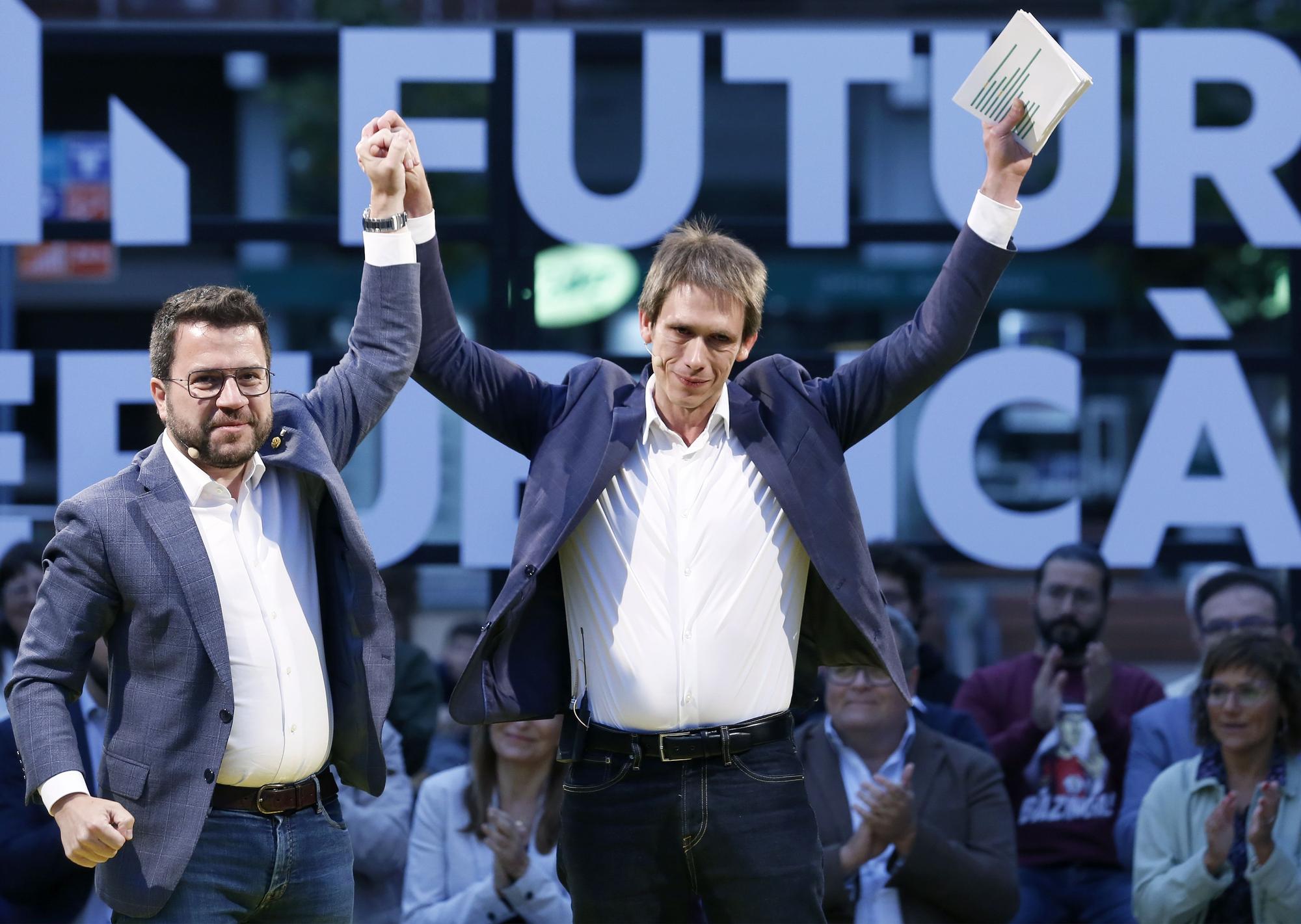 El candidato de ERC a la alcaldía de Badalona, Álex Montornès (d), junto al presidente de la Generalitat, Pere Aragonès.
