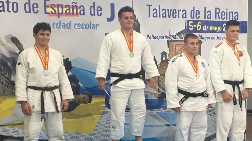 Rubén Bas, a la derecha de la imagen, en el podio del Campeonato de España