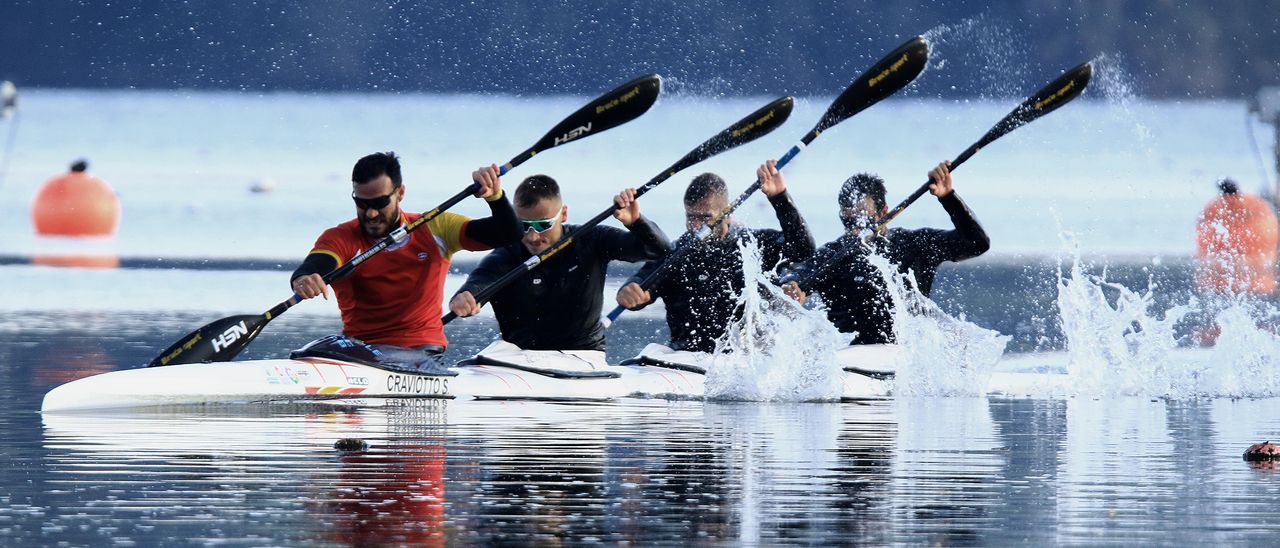 El K-4 actual subcampeón del mundo, integrado por Craviotto, Walz, Arévalo y Germade, durante la contrarreloj disputada esta mañana en Trasona (Asturias)