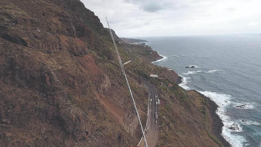 La enorme grúa que ha trabajado esta semana en la zona permitió subir materiales a la parte alta de la ladera.