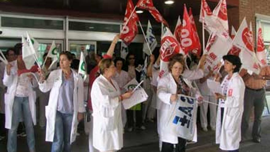 40 trabajadores del Hospital de Coria se manifiestan contra el tijeretazo de Zapatero