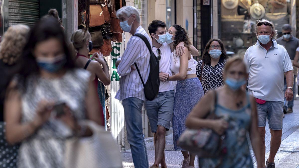 Ciudadanos con mascarilla por la calle en Palma