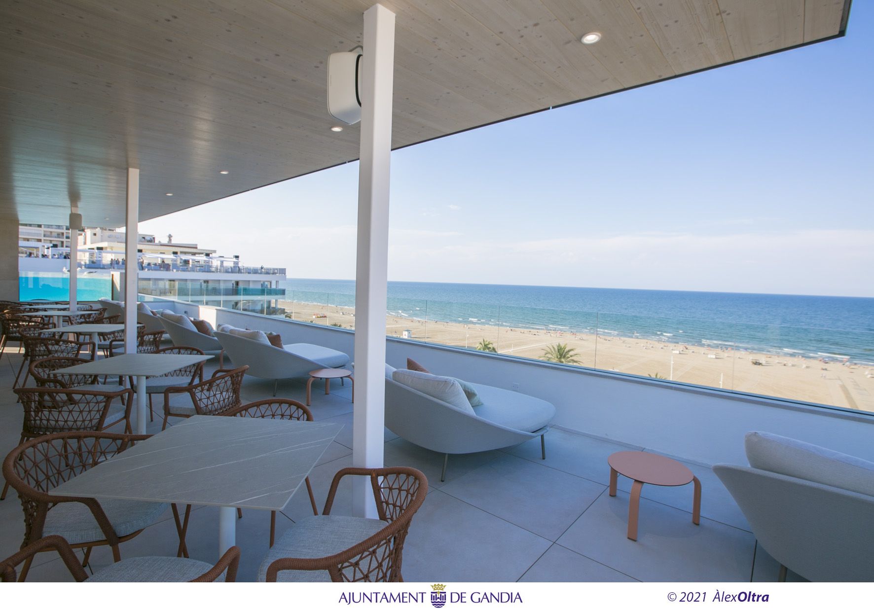 La nueva piscina 'infinity' en la azotea del hotel Bayrén de Gandia