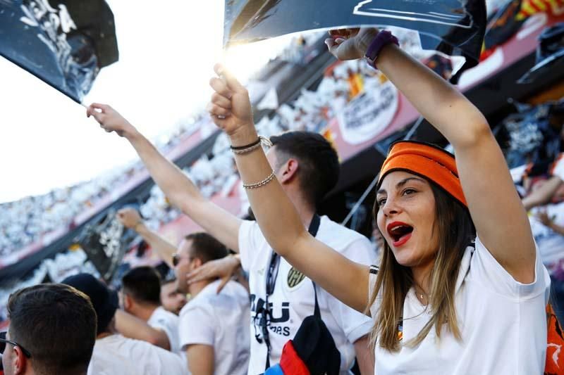 Valencianistas en las gradas del Benito Villamarín