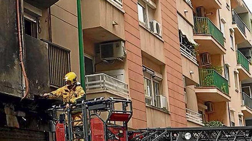 Los bomberos de Palma sanean dos fachadas dañadas por el fuego del sábado