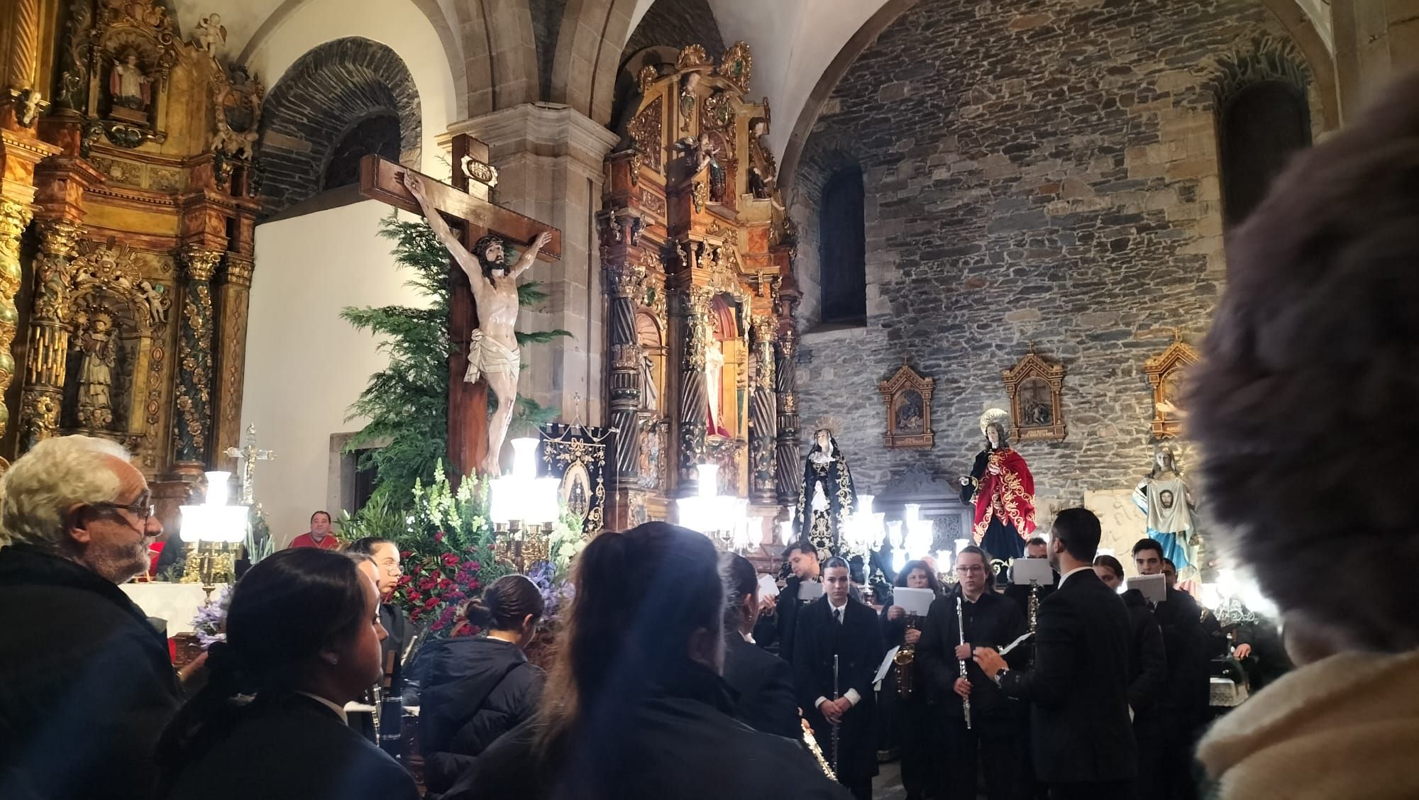 En imágenes: Luarca suspende la procesión del Cristo del Perdón, al que homenajea con la música de La Lira