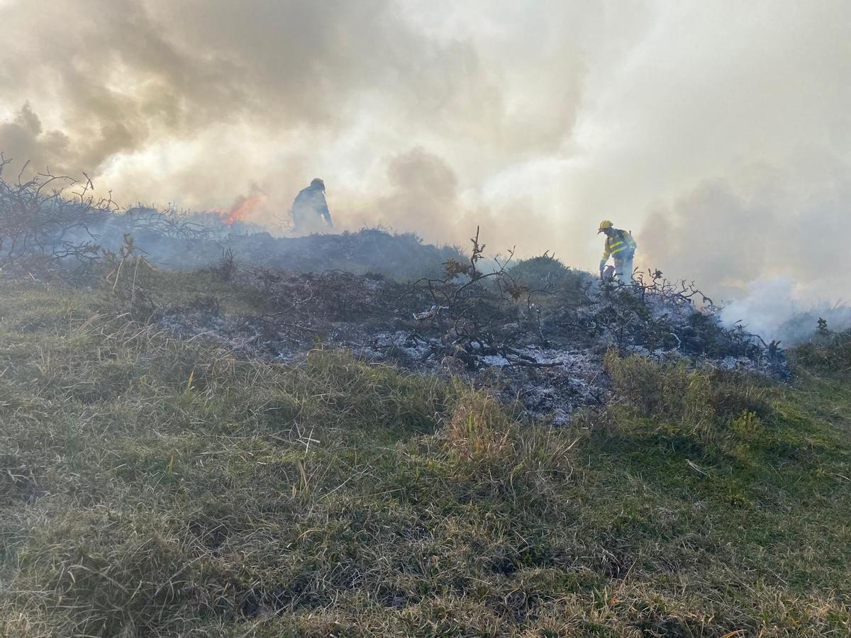 Bomberos forestales de la Brif de Tineo en una quema controlada en vangas de Onís, este lunes.