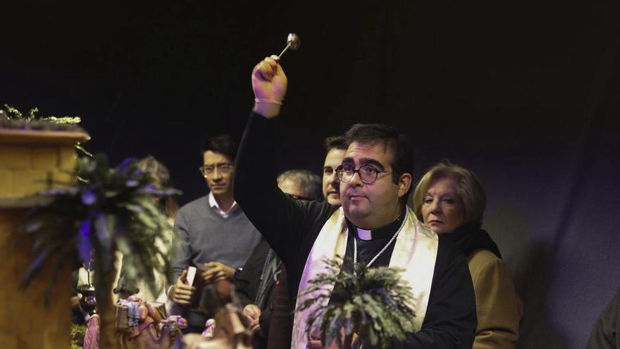 Juan José Carbajo bendice el Belén de Nuestra Madre, esta misma semana.