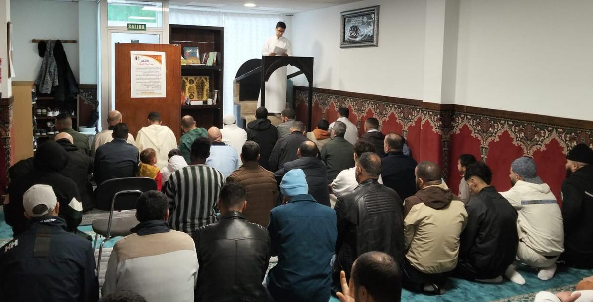 Celebración del fin del Ramadán, ayer, entre la comunidad musulmana afincada en Silleda. | FIRMA