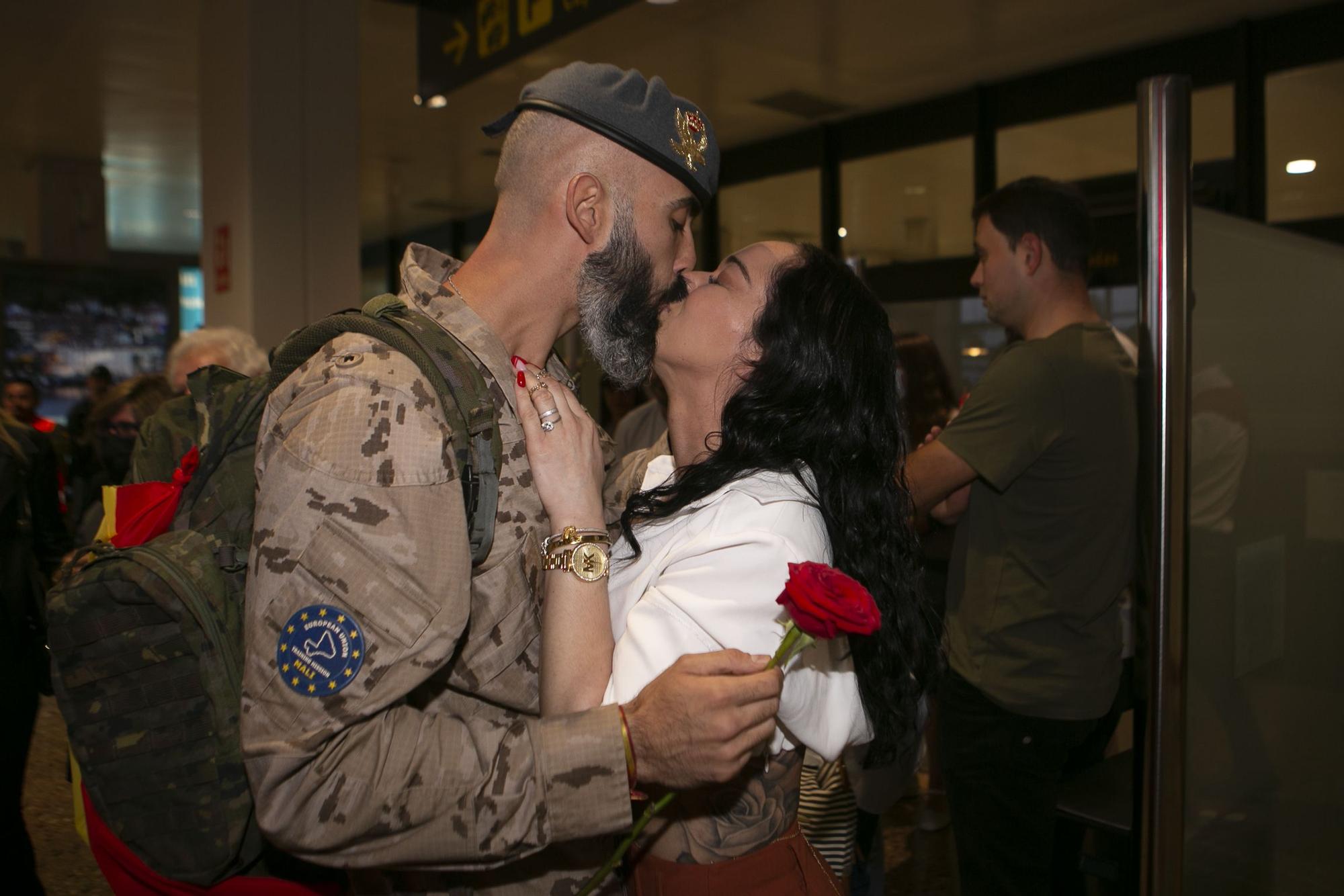 Emocionante llegada al aeropuerto de Asturias de los militares que regresaron de Mali