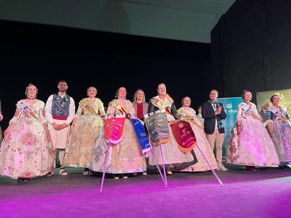 Representantes de la falla Ja Estem Tots en el momento de la entrega de premios de la Vall d'Uixó.