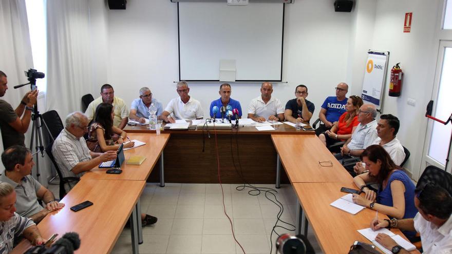 El presidente del comité de empresa de Limasa, Manuel Belmonte, ayer rodeado de algunos de los integrantes de este órgano.