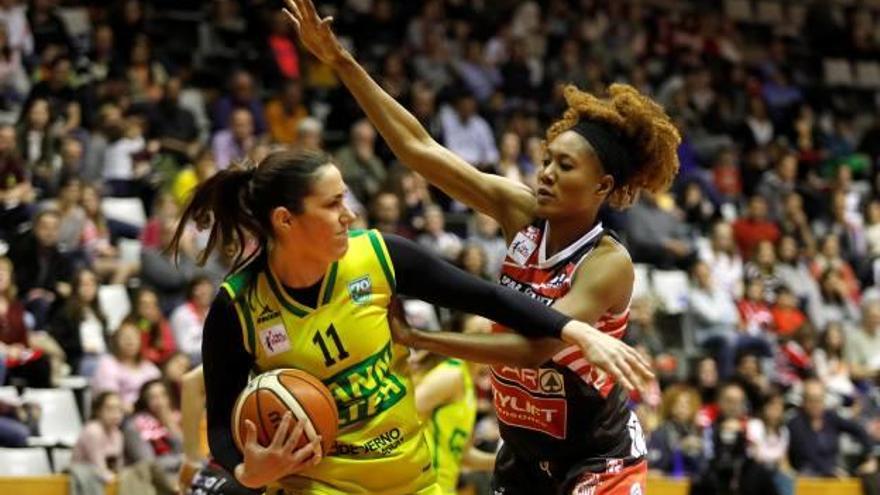 Astou Traoré, pressionant Vega Gimeno en el partit de diumenge a Fontajau.