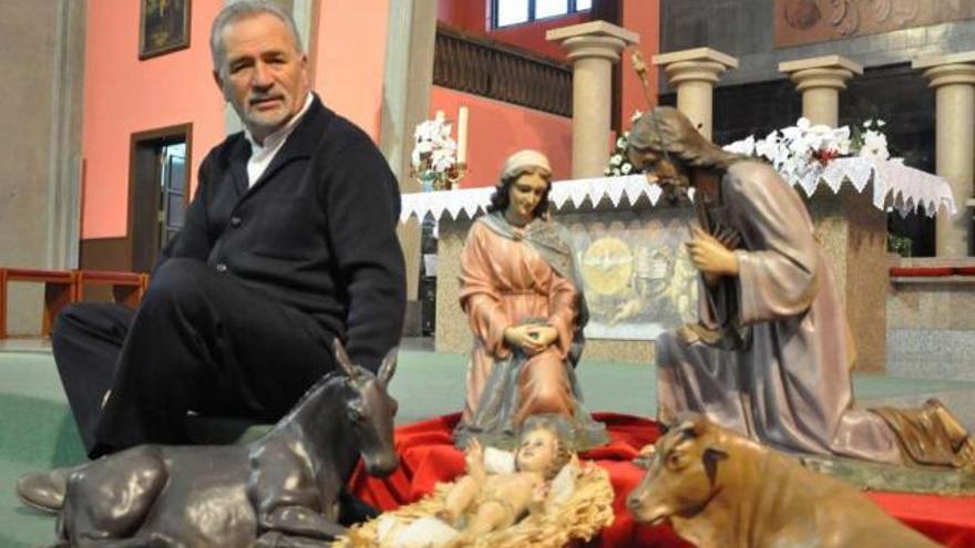 Rosendo Pérez, con la representación del nacimiento de Jesús de su parroquia. / alejandro sierra