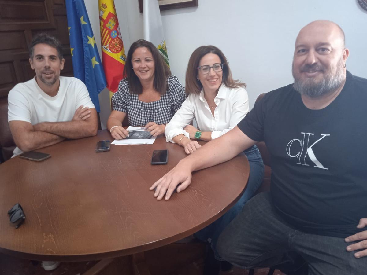 Los directores malagueños José Carlos Cuevas y Pedro Hofhuis, junto a la alcaldesa mellariense y la concejal de Cultura.