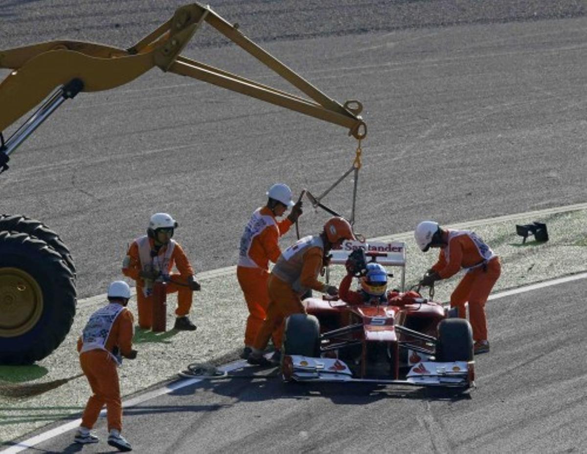 El ferrari de Alonso, remolcado